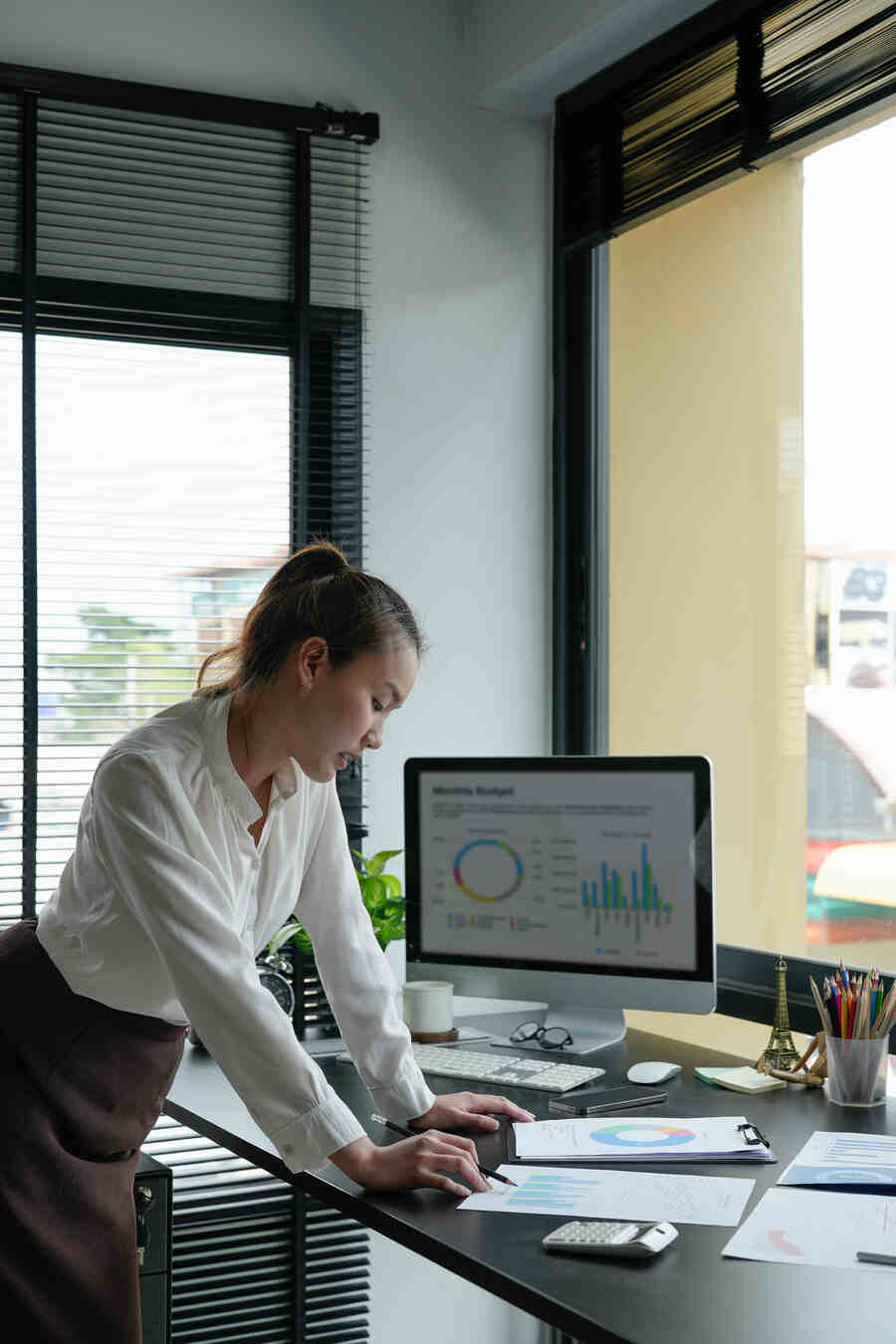 accountant using quickbooks enterprise desktop on cloud for enhanced collaboration with team members